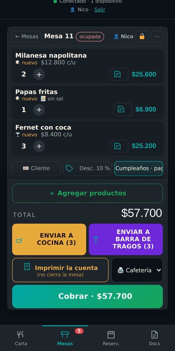 Una mesa abierta en el celular del mozo, con el pedido arriba y los botones de enviar a cocina, imprimir y cobrar fijos abajo